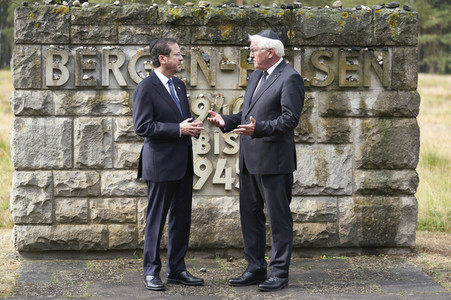 Isaac Herzog und Frank-Walter Steinmeier besuchen die Gedenkstätte Bergen-Belsen