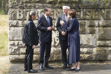 Isaac Herzog und Frank-Walter Steinmeier besuchen die Gedenkstätte Bergen-Belsen