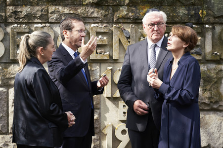 Isaac Herzog und Frank-Walter Steinmeier besuchen die Gedenkstätte Bergen-Belsen