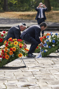 Isaac Herzog und Frank-Walter Steinmeier besuchen die Gedenkstätte Bergen-Belsen