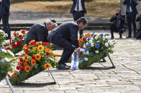 Isaac Herzog und Frank-Walter Steinmeier besuchen die Gedenkstätte Bergen-Belsen