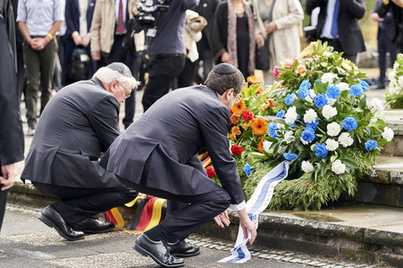 Isaac Herzog und Frank-Walter Steinmeier besuchen die Gedenkstätte Bergen-Belsen
