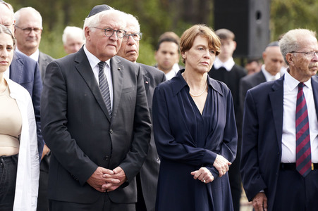 Isaac Herzog und Frank-Walter Steinmeier besuchen die Gedenkstätte Bergen-Belsen