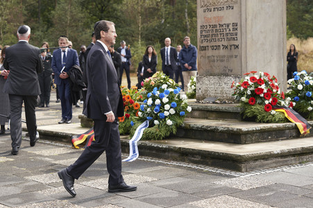 Isaac Herzog und Frank-Walter Steinmeier besuchen die Gedenkstätte Bergen-Belsen