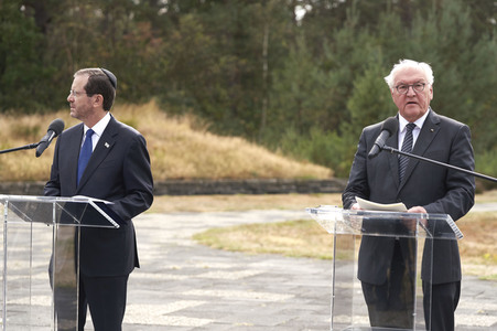 Isaac Herzog und Frank-Walter Steinmeier besuchen die Gedenkstätte Bergen-Belsen
