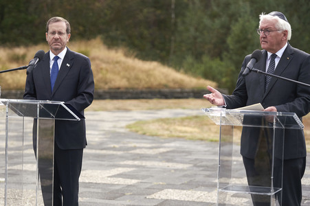 Isaac Herzog und Frank-Walter Steinmeier besuchen die Gedenkstätte Bergen-Belsen