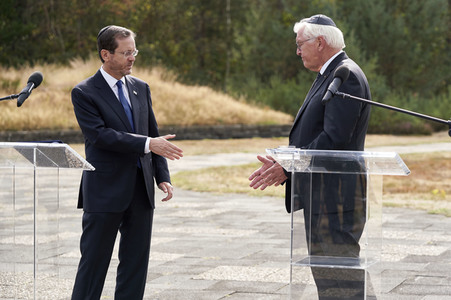 Isaac Herzog und Frank-Walter Steinmeier besuchen die Gedenkstätte Bergen-Belsen