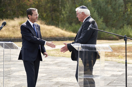Isaac Herzog und Frank-Walter Steinmeier besuchen die Gedenkstätte Bergen-Belsen
