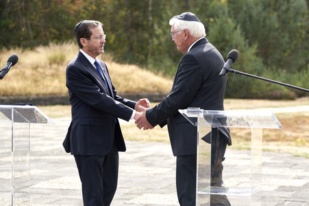 Isaac Herzog und Frank-Walter Steinmeier besuchen die Gedenkstätte Bergen-Belsen