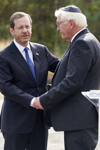 Isaac Herzog und Frank-Walter Steinmeier besuchen die Gedenkstätte Bergen-Belsen