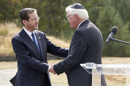 Isaac Herzog und Frank-Walter Steinmeier besuchen die Gedenkstätte Bergen-Belsen