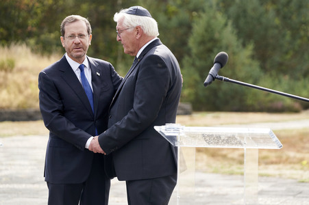 Isaac Herzog und Frank-Walter Steinmeier besuchen die Gedenkstätte Bergen-Belsen