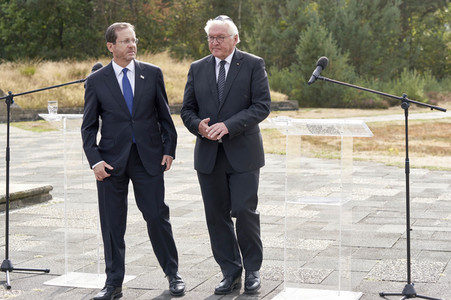 Isaac Herzog und Frank-Walter Steinmeier besuchen die Gedenkstätte Bergen-Belsen