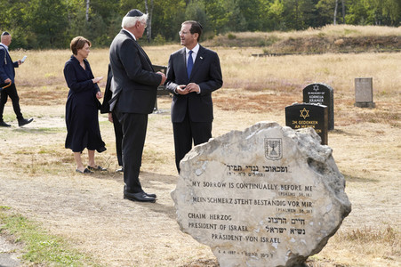 Isaac Herzog und Frank-Walter Steinmeier besuchen die Gedenkstätte Bergen-Belsen