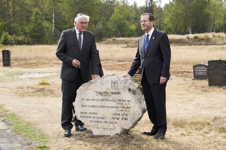 Isaac Herzog und Frank-Walter Steinmeier besuchen die Gedenkstätte Bergen-Belsen