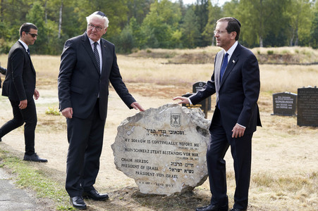 Isaac Herzog und Frank-Walter Steinmeier besuchen die Gedenkstätte Bergen-Belsen