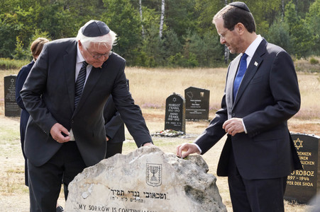 Isaac Herzog und Frank-Walter Steinmeier besuchen die Gedenkstätte Bergen-Belsen
