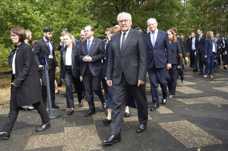 Isaac Herzog und Frank-Walter Steinmeier besuchen die Gedenkstätte Bergen-Belsen