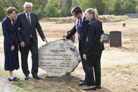 Isaac Herzog und Frank-Walter Steinmeier besuchen die Gedenkstätte Bergen-Belsen