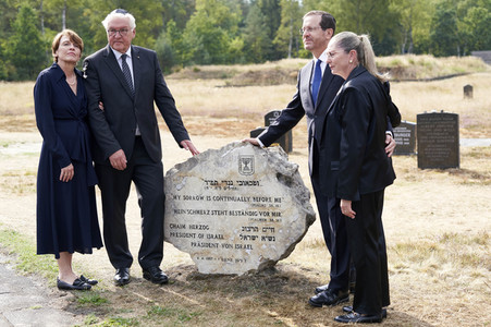 Isaac Herzog und Frank-Walter Steinmeier besuchen die Gedenkstätte Bergen-Belsen