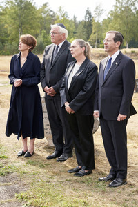 Isaac Herzog und Frank-Walter Steinmeier besuchen die Gedenkstätte Bergen-Belsen