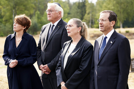 Isaac Herzog und Frank-Walter Steinmeier besuchen die Gedenkstätte Bergen-Belsen