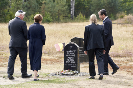 Isaac Herzog und Frank-Walter Steinmeier besuchen die Gedenkstätte Bergen-Belsen
