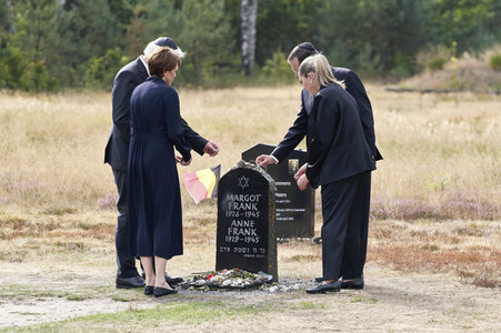 Isaac Herzog und Frank-Walter Steinmeier besuchen die Gedenkstätte Bergen-Belsen