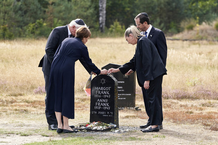 Isaac Herzog und Frank-Walter Steinmeier besuchen die Gedenkstätte Bergen-Belsen