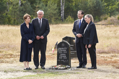 Isaac Herzog und Frank-Walter Steinmeier besuchen die Gedenkstätte Bergen-Belsen