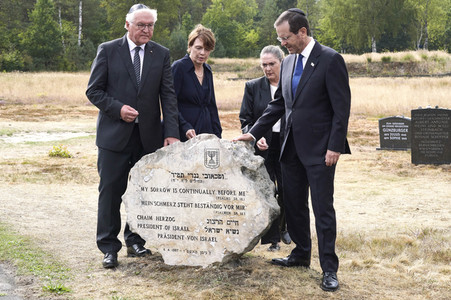 Isaac Herzog und Frank-Walter Steinmeier besuchen die Gedenkstätte Bergen-Belsen