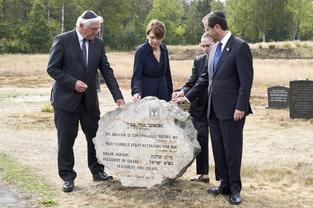 Isaac Herzog und Frank-Walter Steinmeier besuchen die Gedenkstätte Bergen-Belsen