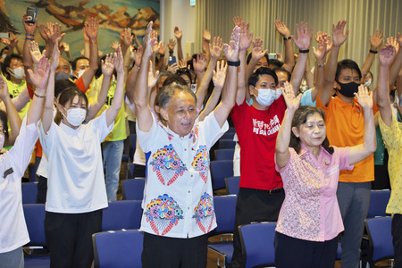 Denny Tamaki gewinnt die Gouverneurswahl in Okinawa