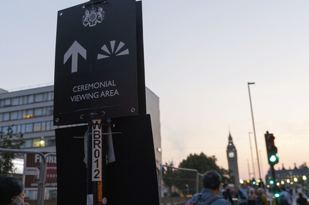 Menschenmassen warten darauf einen Blick auf den Sarg der Queen werfen zu können in London
