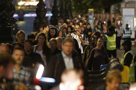 Menschenmassen warten darauf einen Blick auf den Sarg der Queen werfen zu können in London