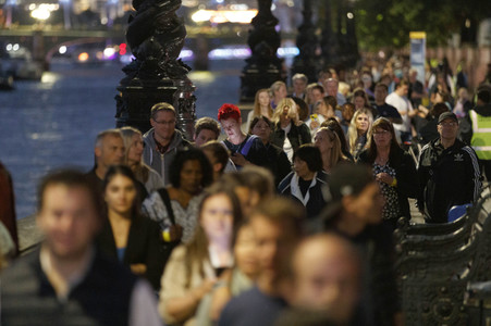 Menschenmassen warten darauf einen Blick auf den Sarg der Queen werfen zu können in London