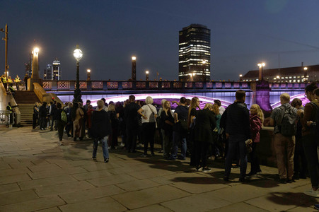 Menschenmassen warten darauf einen Blick auf den Sarg der Queen werfen zu können in London