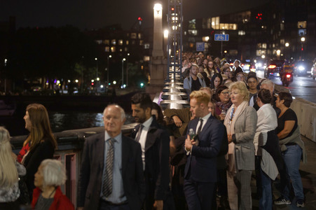 Menschenmassen warten darauf einen Blick auf den Sarg der Queen werfen zu können in London
