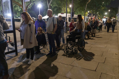 Menschenmassen warten darauf einen Blick auf den Sarg der Queen werfen zu können in London