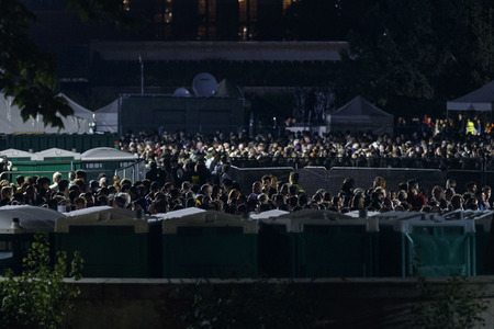 Menschenmassen warten darauf einen Blick auf den Sarg der Queen werfen zu können in London