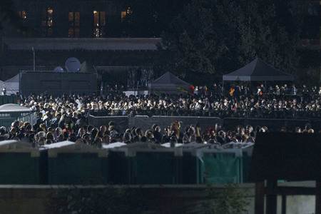 Menschenmassen warten darauf einen Blick auf den Sarg der Queen werfen zu können in London