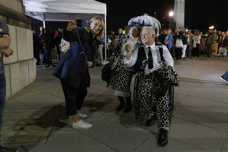 Menschenmassen warten darauf einen Blick auf den Sarg der Queen werfen zu können in London