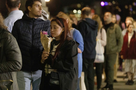 Menschenmassen warten darauf einen Blick auf den Sarg der Queen werfen zu können in London