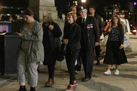 Menschenmassen warten darauf einen Blick auf den Sarg der Queen werfen zu können in London