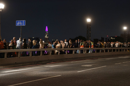 Menschenmassen warten darauf einen Blick auf den Sarg der Queen werfen zu können in London