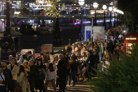 Menschenmassen warten darauf einen Blick auf den Sarg der Queen werfen zu können in London