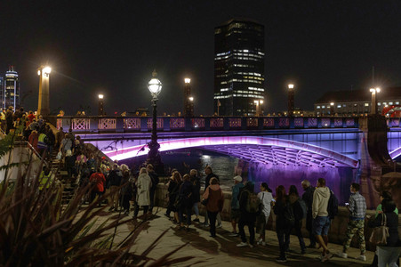 Menschenmassen warten darauf einen Blick auf den Sarg der Queen werfen zu können in London