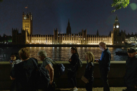 Menschenmassen warten darauf einen Blick auf den Sarg der Queen werfen zu können in London