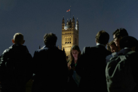 Menschenmassen warten darauf einen Blick auf den Sarg der Queen werfen zu können in London