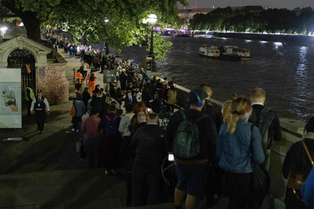 Menschenmassen warten darauf einen Blick auf den Sarg der Queen werfen zu können in London